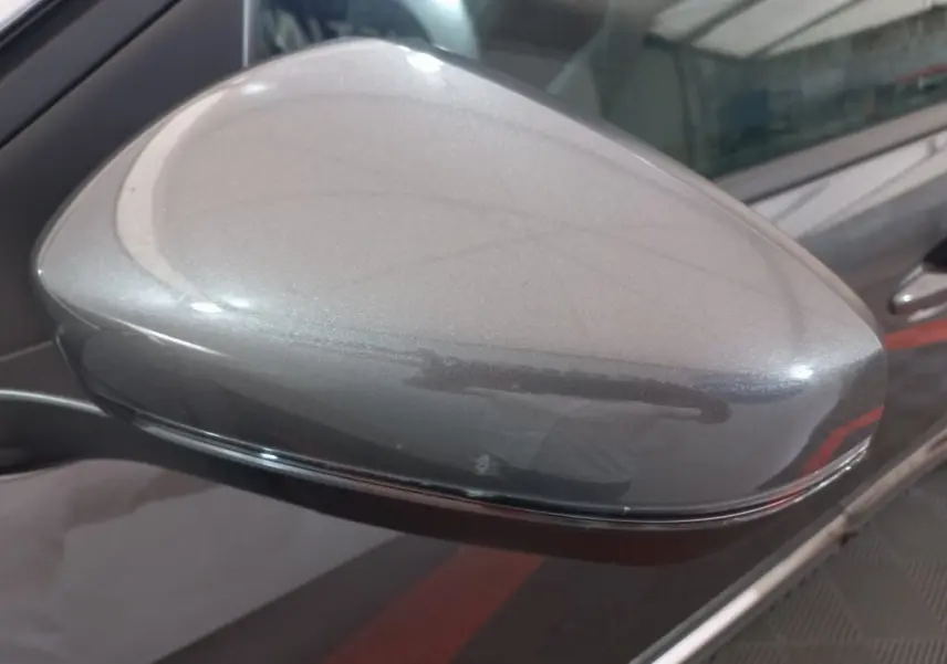 Rétroviseur droit gris foncé du Peugeot 5008 PureTech 130 S&S EAT8 Allure Pack, vue rapprochée en intérieur.