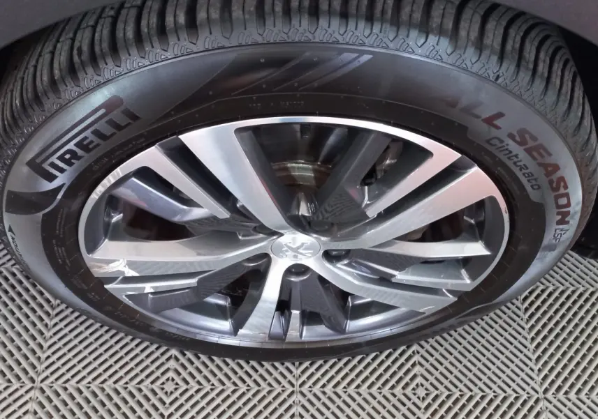 Gros plan sur la jante alliage et pneu Pirelli All Season du Peugeot 5008 gris foncé de 2021.