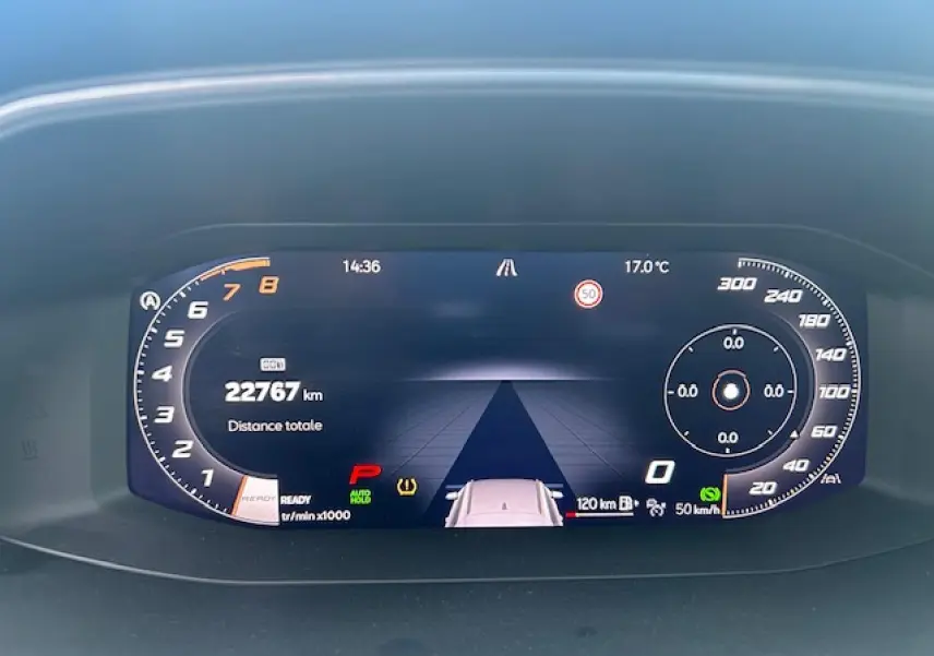 Combiné d'instruments digital du CUPRA Formentor blanc neige 2025 affichant 22 767 km et vitesse à 0 km/h.