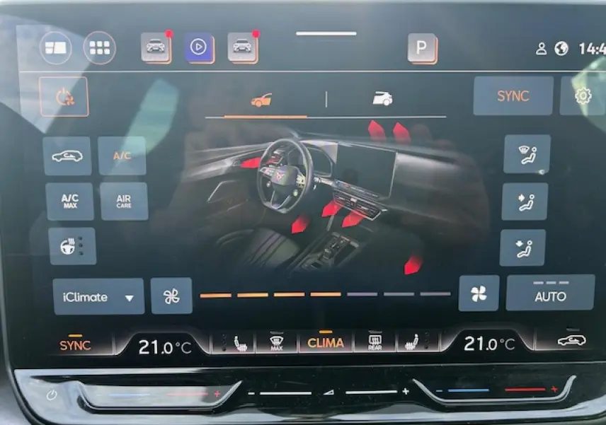 Affichage tactile du système de climatisation avec vue intérieure stylisée du tableau de bord du CUPRA Formentor blanc Neige 2025