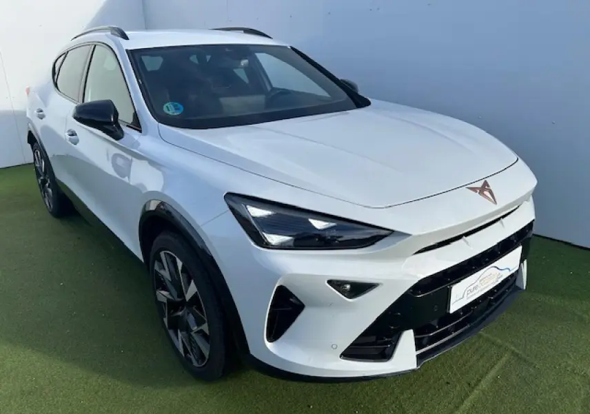 CUPRA Formentor blanc Neige en 3/4 avant droit, avec jantes alliage 19'' Sandstorm et signature lumineuse Tri-LED.