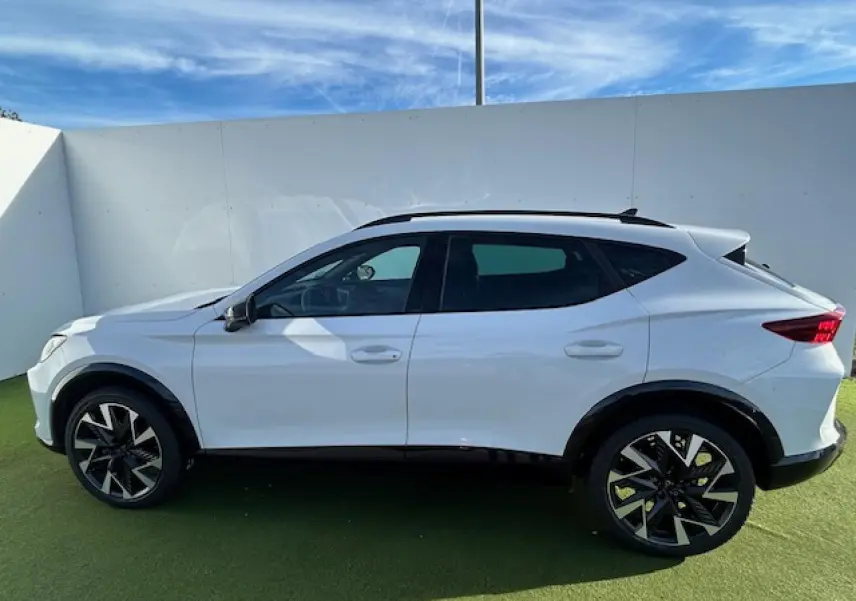 Vue de profil côté gauche du CUPRA Formentor blanc neige avec jantes alliage 19 pouces au design distinctif.