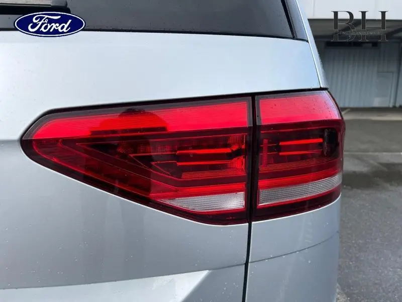 Feu arrière droit rouge du Volkswagen Touran 1.5 TSI EV 2021 en Reflet d'Argent Métallisée.