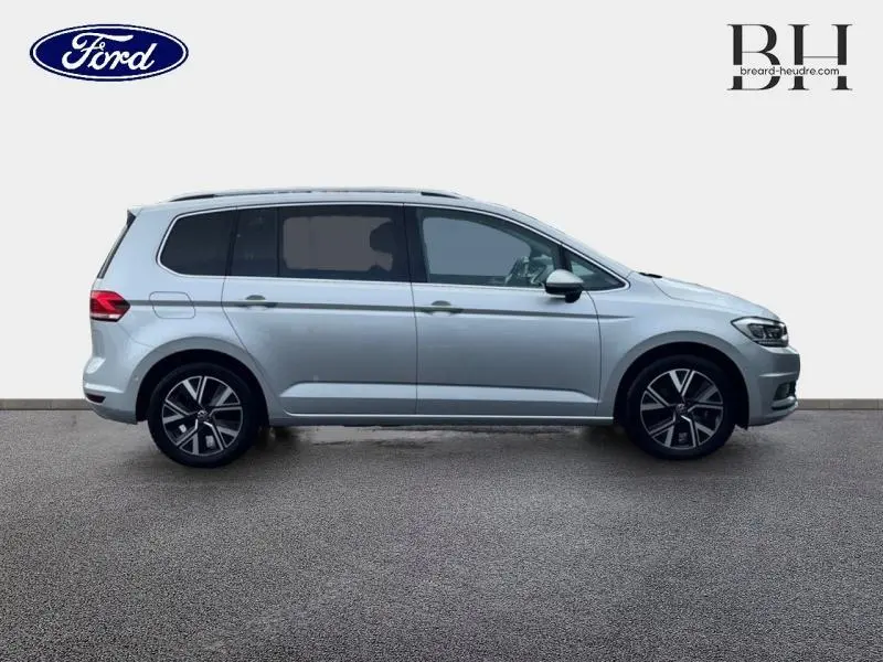 Vue latérale droite d'un Volkswagen Touran 2021 Reflet d'Argent Métallisée avec jantes alliage et vitres teintées.
