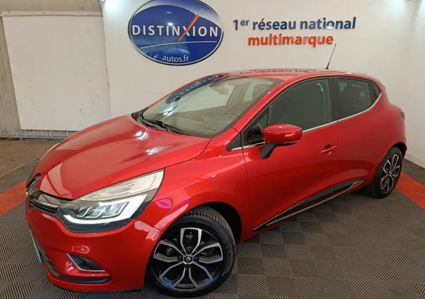 Renault Clio Intens rouge vue 3/4 avant droit, avec phares LED et jantes alliage distinctives.