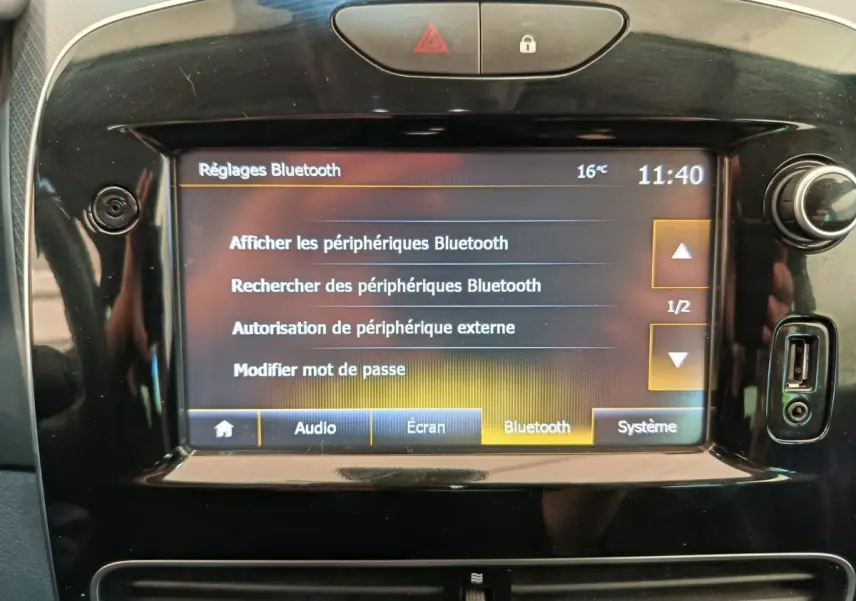 Écran tactile central de la Renault Clio Intens 2018 affichant les réglages Bluetooth, entouré de commandes noires brillantes.