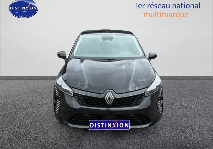 Renault Clio V noire vue de face, avec calandre noire et feux LED verticaux distinctifs.