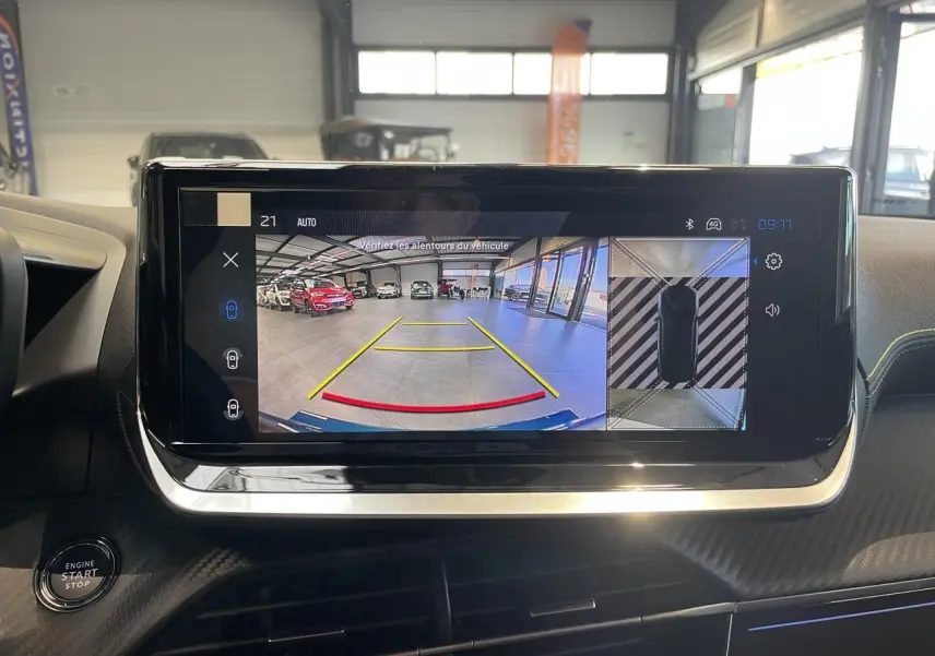Écran tactile intérieur du Peugeot 2008 bleu montrant la caméra de recul et vue à 360° en stationnement.