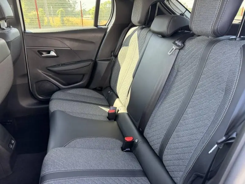 Vue côté gauche de la banquette arrière en tissu noir et gris de la Peugeot 208 1.2 100ch Allure 2025.
