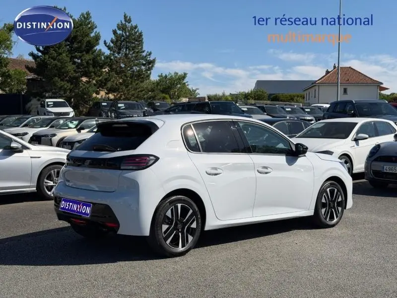 Peugeot 208 blanc Okénite vue 3/4 arrière droit, jantes alu noires et toit noir contrasté, stationnement extérieur.