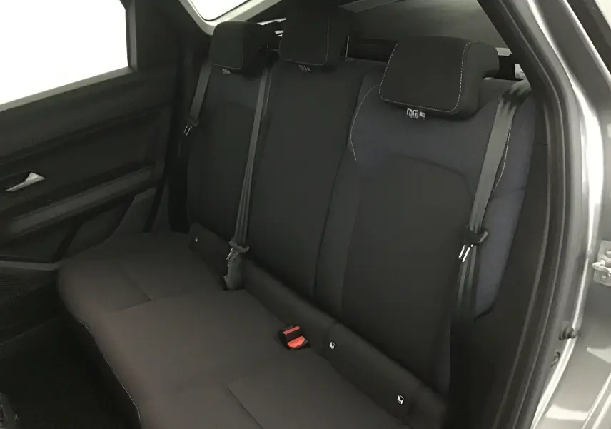 Vue intérieure du siège arrière droit du Dacia Bigster 2025 gris schiste avec ceinture de sécurité et appuie-têtes noirs.