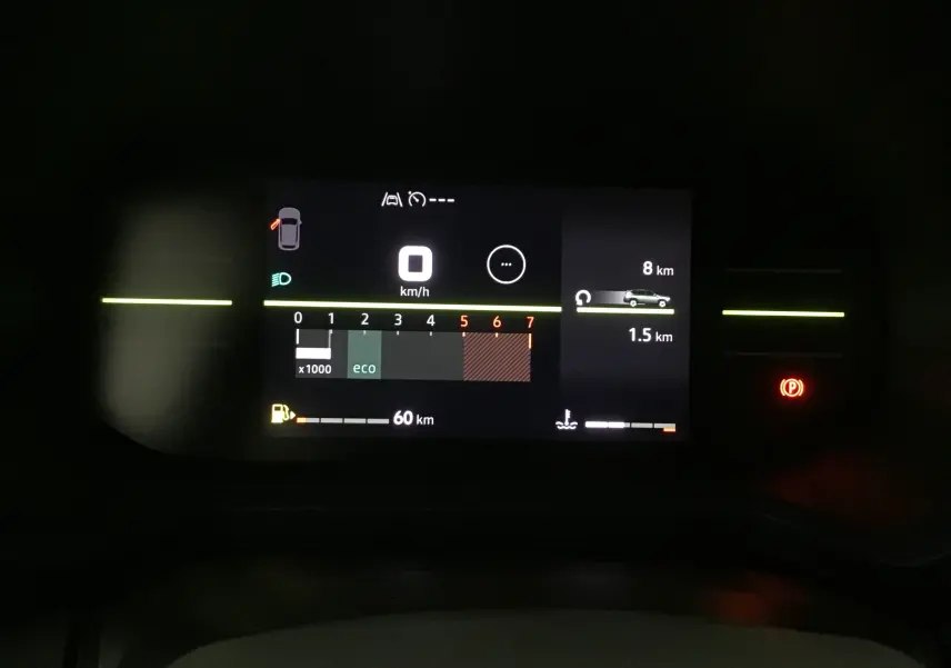 Tableau de bord numérique du Dacia Bigster 2025 affichant vitesse zéro et jauge essence à 60 km.