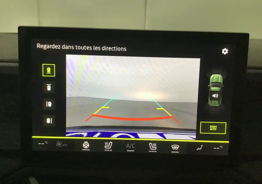 Écran de caméra 360 affichant la vue arrière avec lignes de guidage dans un Dacia Bigster gris schiste.