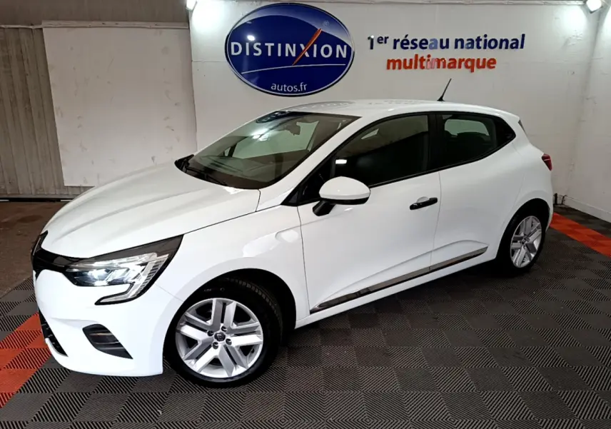 Renault Clio Business blanche vue de profil côté droit dans un showroom avec sol noir et rouge.