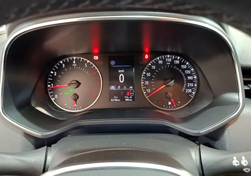 Tableau de bord de Renault Clio Business 2021, affichage numérique central et compteurs analogiques en vue frontale.