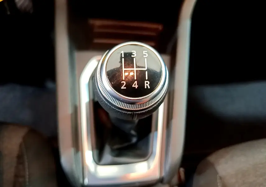 Le levier de vitesses manuel vu de dessus dans l'habitacle de la Renault Clio Business blanche de 2021.