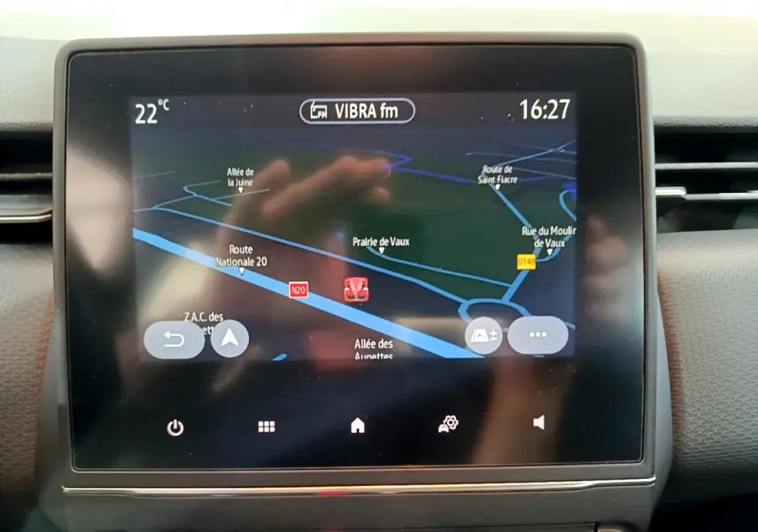 Écran tactile central du tableau de bord de la Renault Clio Business blanc, affichant la navigation GPS en couleur.