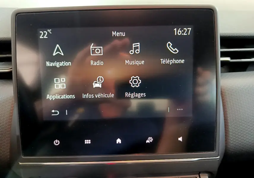 Écran tactile central affichant le menu multimédia de la Renault Clio Business blanche, vue intérieure frontale.