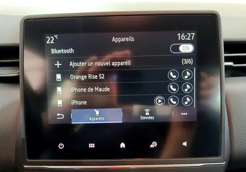 Écran tactile central de la Renault Clio Business blanc 2021 affichant le menu Bluetooth et les appareils connectés.