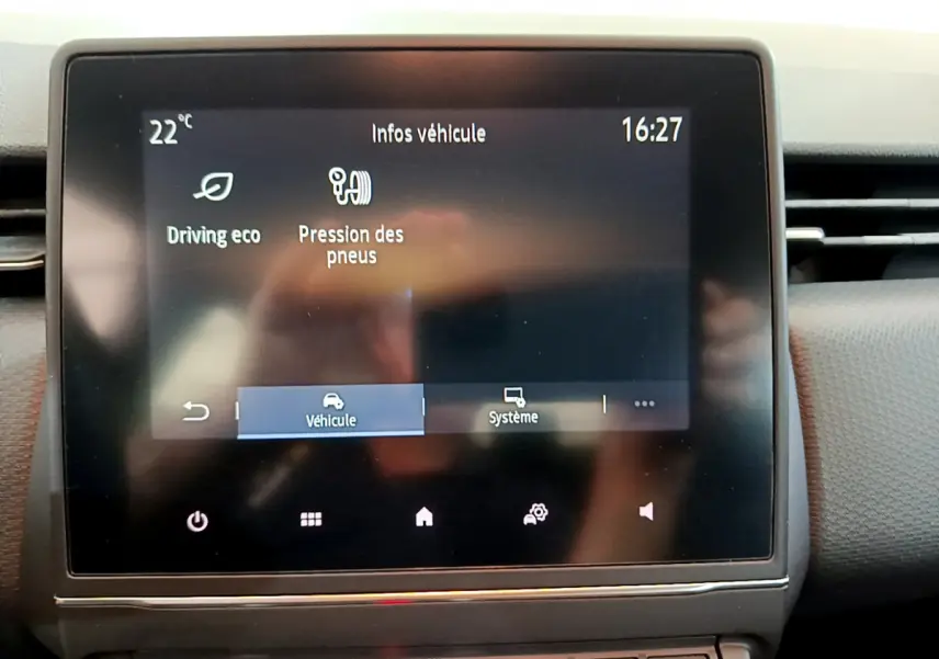 Écran tactile central affichant les infos véhicule d'une Renault Clio Business blanche, vue intérieure frontale.