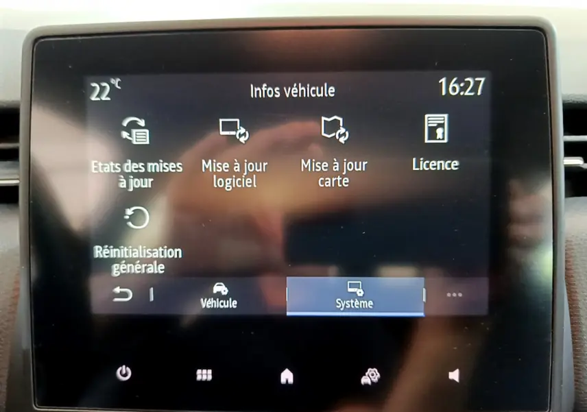 Écran tactile central de la Renault Clio Business blanc 2021 affichant les options de mise à jour logiciel et carte.