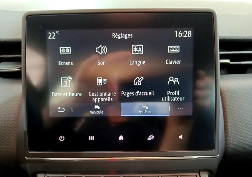 Écran tactile central affichant le menu Réglages du système dans l’habitacle d’une Renault Clio Business blanche de 2021.