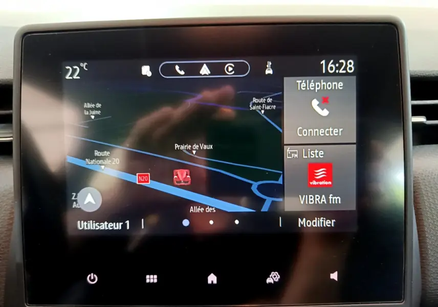 Écran tactile 7 pouces du système de navigation de la Renault Clio Business blanc, affichage carte et radio.