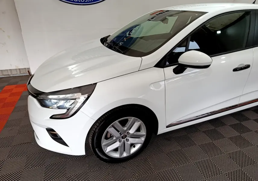 Renault Clio Business blanche vue de 3/4 avant droit, avec phares LED et jantes alliage argentées visibles.