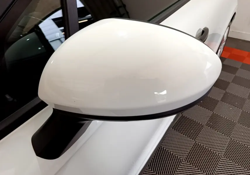 Rétroviseur côté gauche blanc de la Renault Clio Business SCe 65 2021 avec carrosserie blanche visible en arrière-plan