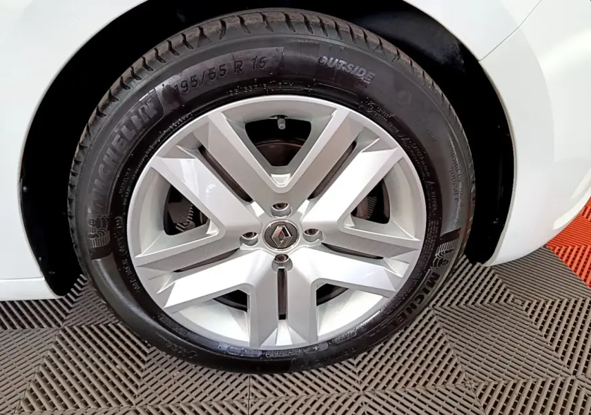 Gros plan sur la roue avant droite blanche d'une Renault Clio Business 2021 avec jante alliage et logo Renault au centre