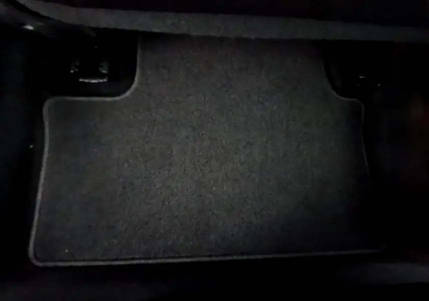 Tapis de sol noir côté conducteur de la Renault Clio Business blanche vue de dessus