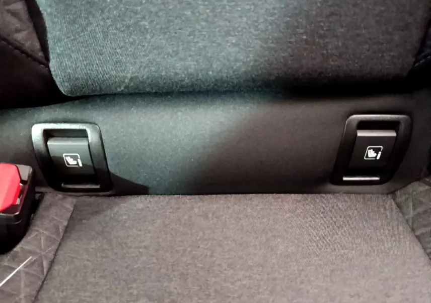 Détail des fixations Isofix sur la banquette arrière noire de la Renault Clio Business blanche 2021.