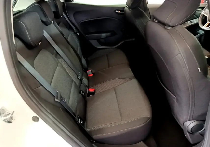 Vue intérieure côté gauche sur la banquette arrière noire de la Renault Clio Business blanche de 2021.