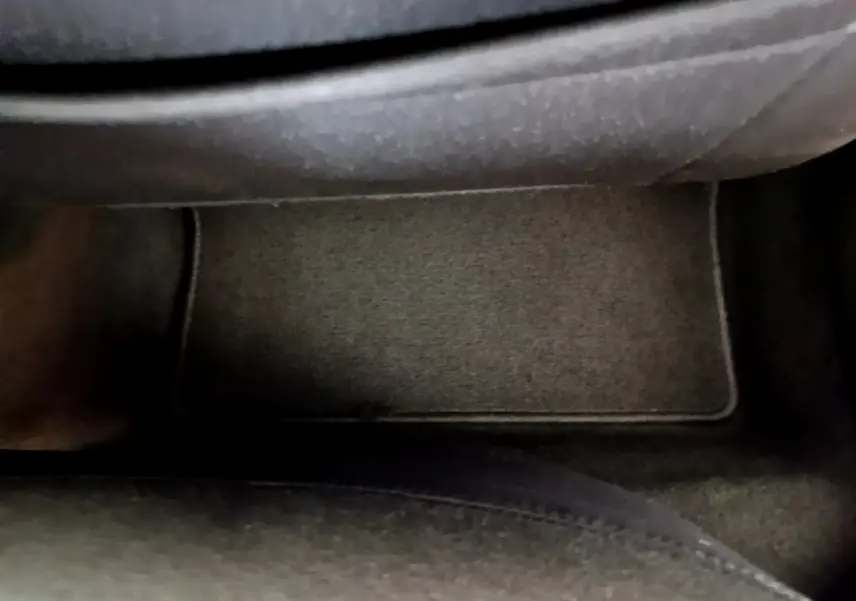 Tapis de sol gris foncé côté passager avant dans une Renault Clio Business blanche 2021 vue intérieure basse