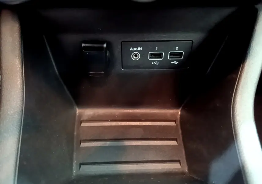 Vue rapprochée de la console centrale noire de la Renault Clio Business avec ports USB et prise Aux-IN visibles.