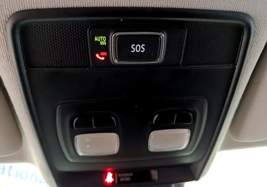 Vue en gros plan du plafonnier intérieur avec bouton SOS et éclairages dans une Renault Clio blanche 2021 Business.