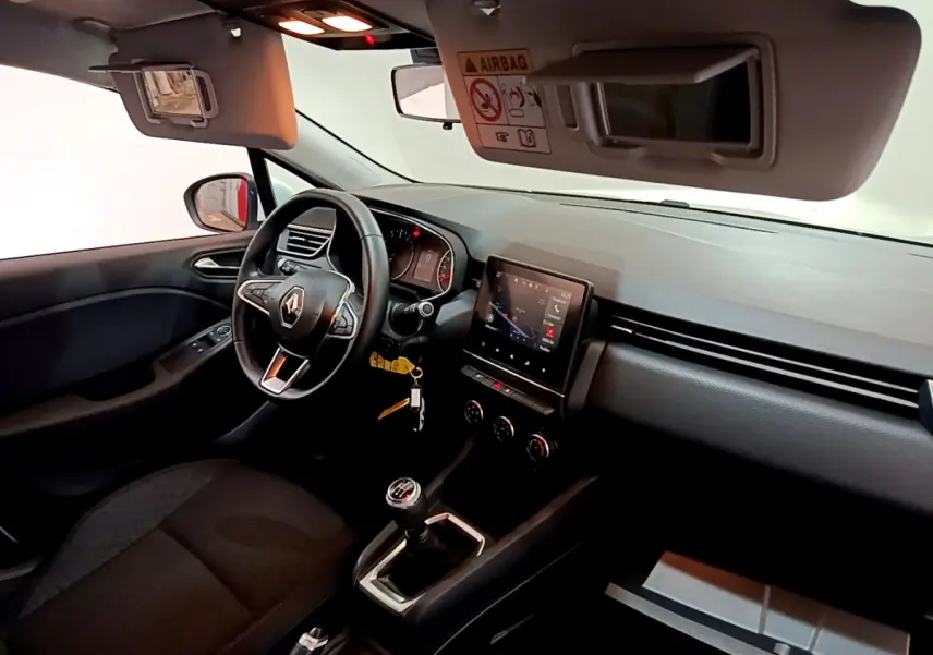 Intérieur de la Renault Clio Business 2021 vu côté conducteur, volant cuir, écran tactile central et boîte manuelle.