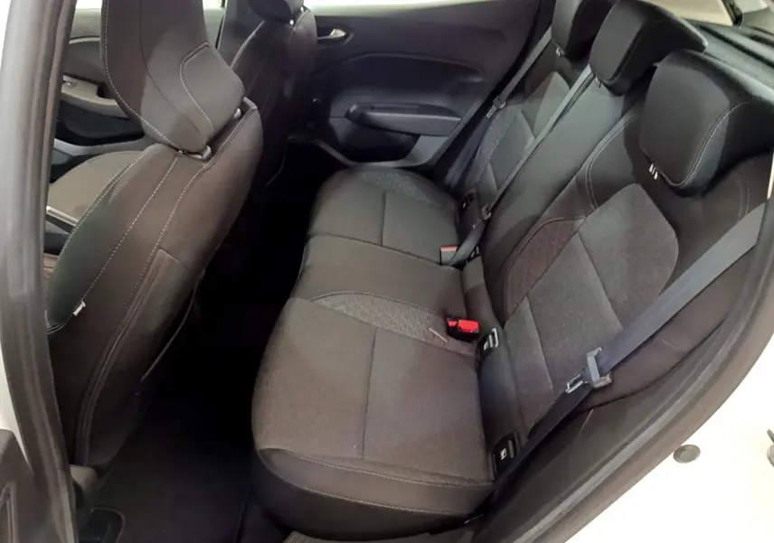 Vue intérieure côté droit sur la banquette arrière noire de la Renault Clio Business SCe 65 blanche de 2021.