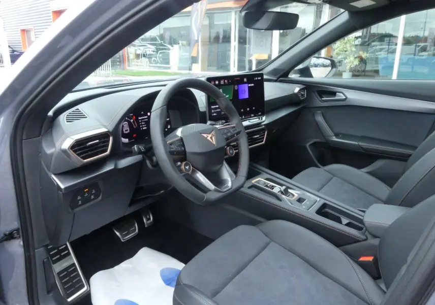 Intérieur avant droit du CUPRA Formentor gris Graphène 2025, avec sièges suédine noirs et volant Supersports cuir.