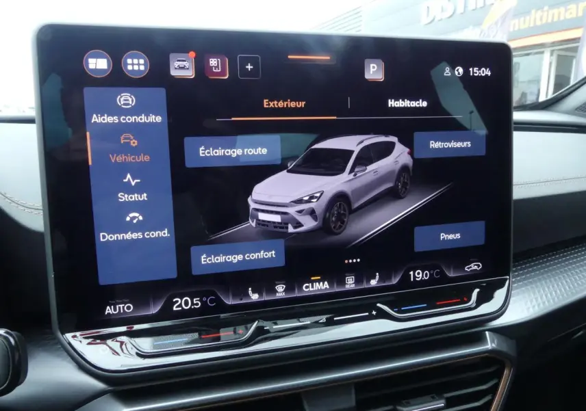 Écran tactile intérieur affichant un SUV CUPRA Formentor gris en vue 3/4 avant avec options d'éclairage et pneus.