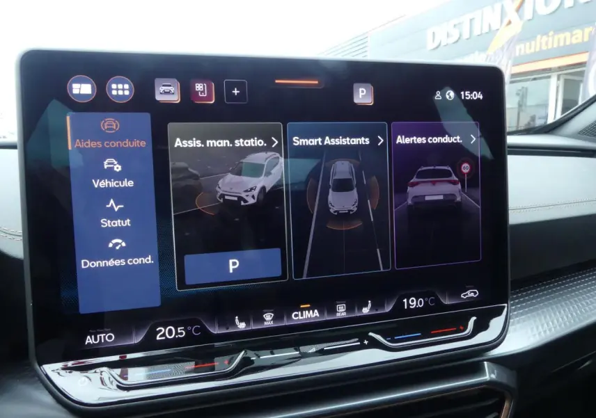 Écran tactile intérieur de la CUPRA Formentor affichant les aides à la conduite et la climatisation.