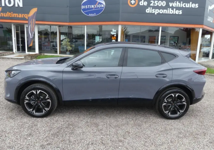 Vue latérale droite d'un CUPRA Formentor gris Graphène avec jantes alliage noires et coques de rétroviseurs noires.