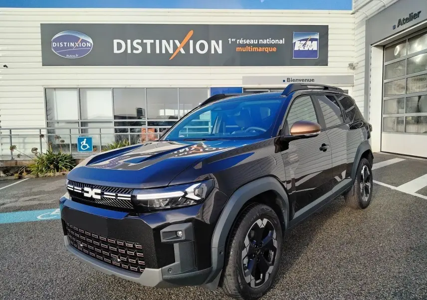 Vue 3/4 avant droite d'un Dacia Bigster noir 2025 avec jantes noires et coques de rétroviseurs bronze métallisé.