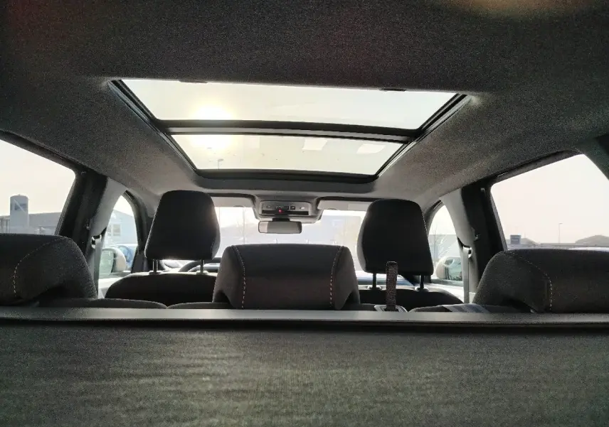 Intérieur du Dacia Bigster noir 2025 vu depuis le coffre, montrant les appuie-têtes et le toit panoramique.