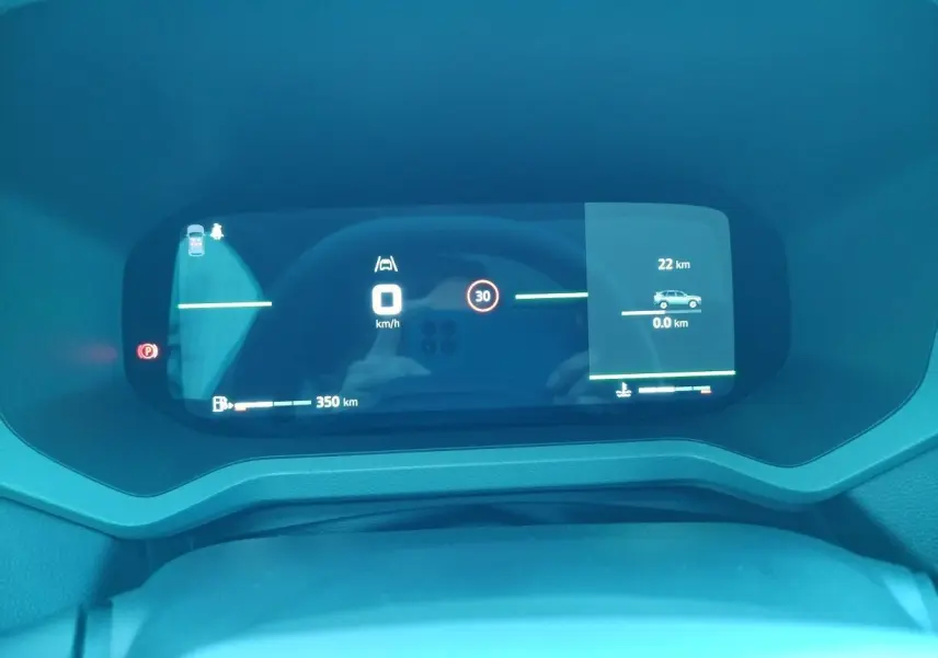 Affichage numérique du tableau de bord du Dacia Bigster 2025 montrant la vitesse à 0 km/h et l'autonomie restante.