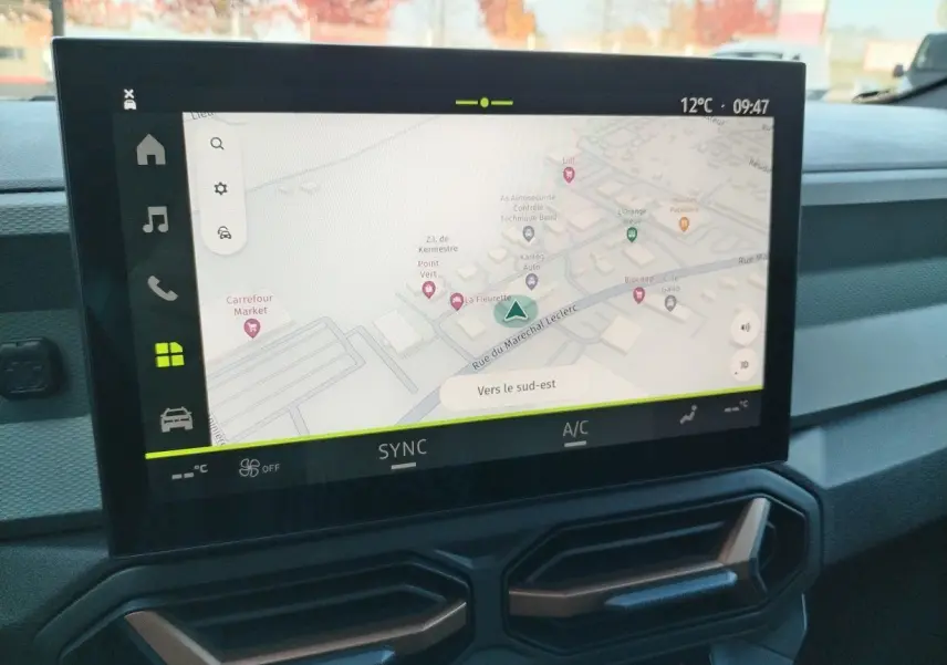 Écran tactile central affichant la navigation GPS dans l'habitacle du Dacia Bigster noir, vue rapprochée du tableau de bord.