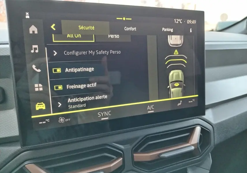 Vue intérieure du tableau de bord du Dacia Bigster 2025 noir, écran tactile affichant les options de sécurité et de confort.