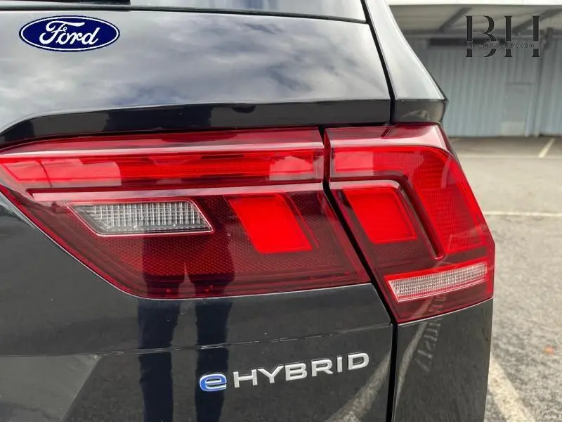 Gros plan sur le feu arrière droit noir intense nacré du Volkswagen Tiguan 1.4 eHybrid 245ch Life Business 2022 avec logo eHybrid.