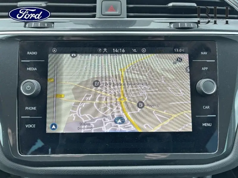 Écran tactile du système de navigation du Volkswagen Tiguan 1.4 eHybrid noir, vue rapprochée du tableau de bord.