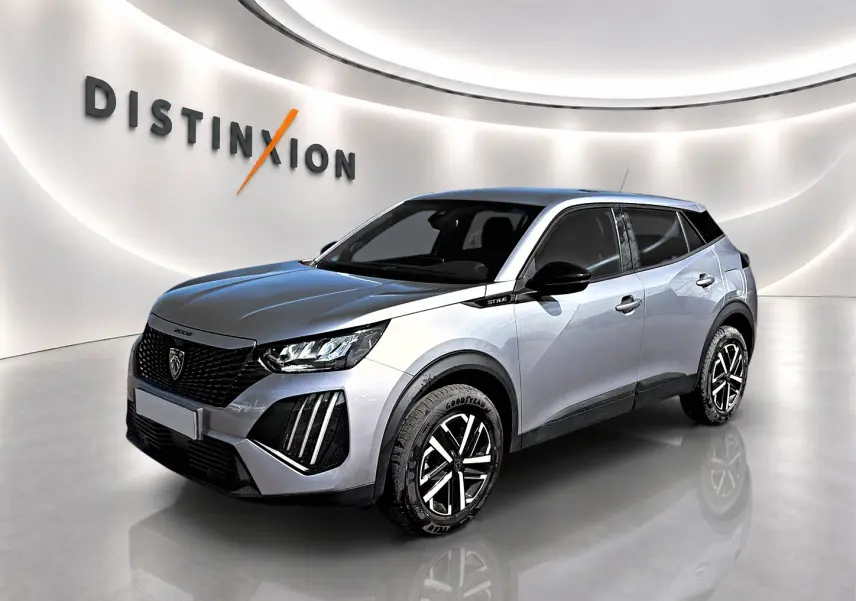 Peugeot 2008 gris en 3/4 avant droit, avec jantes noires et détails noirs sur les rétroviseurs et bas de caisse.